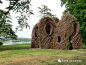 大众艺术网：实现梦想的“森林的呼唤”—— 美国环境艺术家 Patrick Dougherty 森林雕塑作品_创作 : 他喜欢这里，在冬天看着树木枝条就想象它们纠缠在一起形成的奇幻景象。当他在80年代转行从事雕塑时，他选择了枝条这样命中注定的材料。他常常在公共空间工作，和人们进行交流。他游历世界，在很多有挑战的场地建立自己的艺…