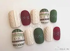 磨砂质感的手绘哑光美甲，小清新的图案