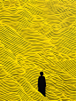 极简主义艺术，黑黄条纹组成山河，草间弥生风格，剪影艺术，大黄