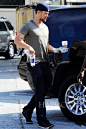 当地时间6月15日，乔什·杜哈明 (Josh Duhamel) 反戴篮球帽在洛杉矶外出。