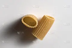 两块通心粉全面孤立在白色背景上