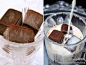 【巧克力牛奶冰】做法：把200ml牛奶、50ml水、糖、咖啡粉、可可粉倒入锅中加热用中火，搅拌均匀后，加入黑巧克力块，巧克力融化后，煮五分钟一边搅拌，冷却后，放入冰块格里冰冻。喝的时候取几块巧克力冰，倒入牛奶…
