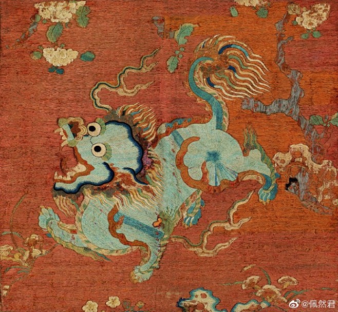 清刺绣瑞狮纹饰片，43×46cm。 饰片以红色丝线满铺地，其上以三蓝线为主刺绣瑞狮图纹。狮子双眼圆睁，张牙舞爪，鬃毛倒竖，凶猛威武。#寻宝奇遇 ...