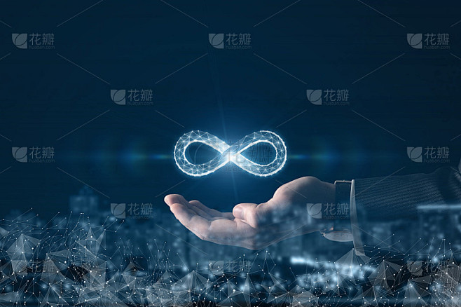 手在城市的背景上显示无限的符号。