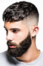 Corte de cabelo masculino com fade degradê para se inspirar: 