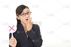 女商人，牌子上写着“没有”