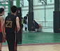 #吴亦凡# 150307 吴亦凡篮球【GIF】1.走向我的大表哥那几个醉人的摇摆，朕只是在运球，不是在撒娇 2.我就在我大表哥面前运个球 3.哎呀球跑了我去追 4.捡到球了我顺便投个篮5.自己玩儿