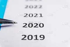 最近几年的清单在白皮书上。笔尖指向2020年。本空间