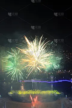 烟花在夜空中，在中国的元宵节
