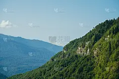 高山映衬蓝天的自然壁纸景观