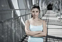 迷人的西班牙黑发女人看起来很酷，跑步锻炼后挑衅