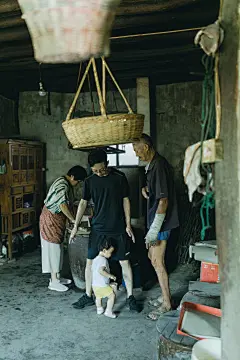 今年中秋在上虞小住

摄影：洪小漩

出镜：家人

连日来，关于上虞的消息不绝于耳。

严峻的疫情防控下，作为中风险地区的上虞，陷入了封城的境地。听阿科说，爷爷奶奶已经去做了两次核酸检测，而其他亲属也都居家隔离。所幸的是，日常蔬菜都实行配给，大家也都做好了不给疫情防控添乱的准备。

在我想象中，疫情对爷爷奶奶的影响应该是很小的。

毕竟，爷爷年逾八旬，奶奶也年近耄耋。两个老人家，久居山林，远离尘世，自在，也寂寞。除了偶尔外出赶集，平日里，鲜少外出。疫情恐怕是造访不了他们的活动区域。

奈何，这次来势汹汹，