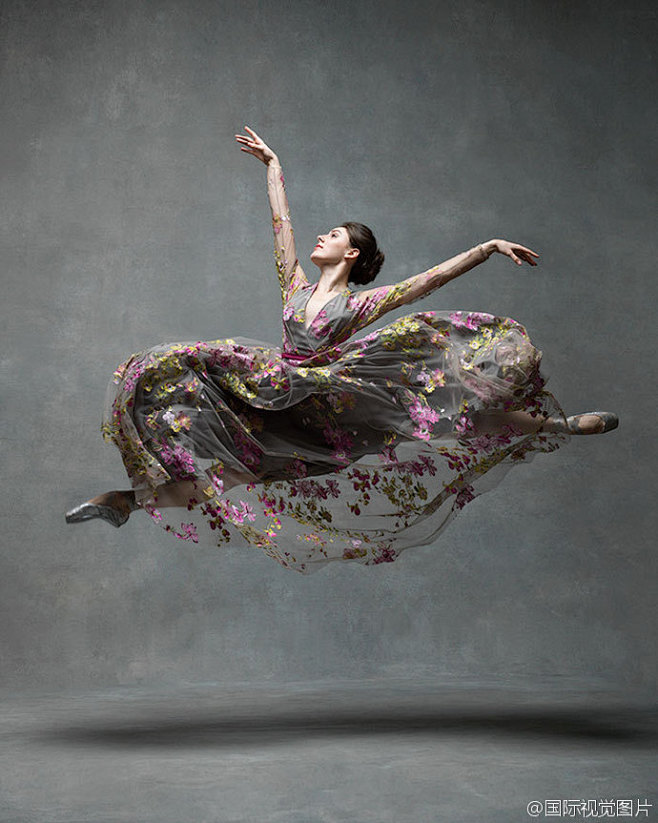 《运动中舞者非凡优雅的身体》纽约舞蹈是时...