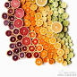 Brittany Wright是一位自由摄影师，在她的Instagram上开始只是简单的摆拍一些食物蔬菜，但是后来她灵感一现，将各种食材、饮料乃至树叶按照颜色的深浅排列在一起拍摄，就形成了下面这种彩虹的样子。#求是爱设计#