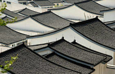 运用了仿木构的坡屋顶来表现徽派建筑中木构的高脊飞檐zanadu