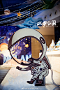 #故事公園宝宝宴作品# 
在太空，时间没有冬夏，只有静谧的蔚蓝。光年让星球组合成灿烂的星河，缓缓缓缓地动着。是谁划破了宇宙的宁静，弹奏出快乐的乐章？宝贝，千万别赤脚在太空中散步，因为这里到处是星星的碎片。
坐标：上海 ​​​​