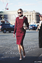 Olivia Palermo at Nina Ricci at Paris Fashion Week.酒红色特别适合秋冬，喜欢这个优雅名媛范儿。为酒红色高领毛衣搭配的镂空花朵装饰增加高贵气质。蛇纹手拿包很美。