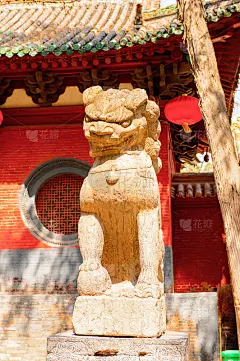 在正宗少林寺(少林寺)的狮子雕像，一个禅宗佛教寺庙。联合国教科文组织世界遗产