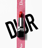 DIOR迪奥烈艳蓝金唇膏 : 于1953年正式问世的Dior迪奥烈艳蓝金唇膏并不只是一款单纯的唇膏，它还是品牌不可或缺的标志性彩妆单品。Dior迪奥彩妆创意与造型总监Peter Philips施展新颖创意，为本系列添加多个全新色号，使每位女性都能找到最适合自己的色彩。