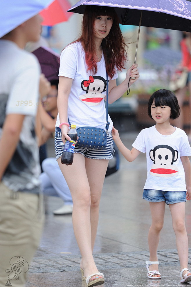 359街拍温馨画面拿着百事可乐牵着女儿小手的辣妈亲子装出街211