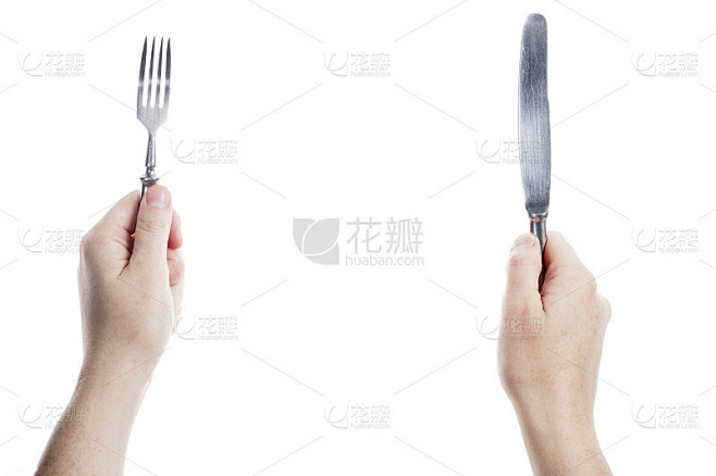 手里拿着刀和叉