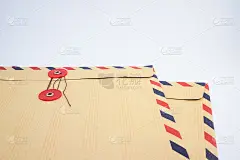 求职用的棕色蓝红色条纹信封