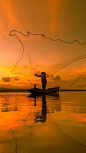 渔民撑起渔舟，撒开渔网，开启了新一天的征程