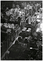 WDD时尚杂志：用成千上万个香水瓶组合而成了一座“微观城市”