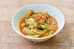 泰国辣味汤里的蔬菜和鱼蛋