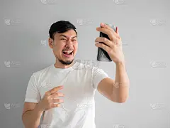 搞笑笑脸的人看搞笑视频剪辑分享在社交的智能手机。