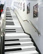 【居住榜样】“钢琴楼梯”，边走边弹...这段楼梯的台阶按照钢琴键盘的次序排列，当有人经过时，真的会发出悦耳的钢琴声~~~