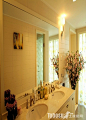 洗手间装修图园风格时尚家用主卫生间洗手盆镜子黄色瓷砖效果图片
