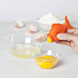 来自Peleg Design工作室的设计，金鱼蛋黄分离器（Yolkfish）是一个有趣的厨房用品，专门用来分离蛋黄和蛋清。使用方法很简单，把鸡蛋打在碗里，然后用这货一吸、一吐，就能把蛋黄分离到另外一个碗里面，就像是金鱼吐了个泡泡~
