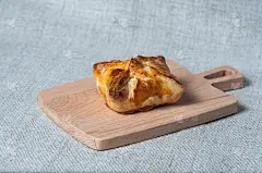 白底上分离的新鲜烤Profiterole