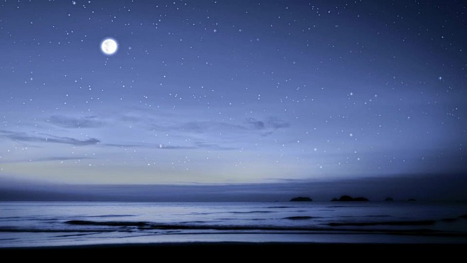 月光之路，低矮的傻瓜月亮在海面上