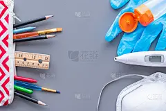 学校用品有医用口罩、数字温度计、手术手套和洗手液。平躺着静物。