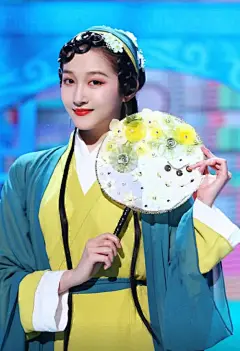 &lt;p&gt;关晓彤本身具有颜值和身高优势，同时又经过了专业的舞蹈和表演培训，所以能把角色扮演很到位。前面看的都是半身图，接下来小编和大家分享全身图。&lt;/p&gt;&lt;p&gt;关晓彤双手握着纱扇轻扭细腰，踮起脚尖露出小腿。看到这张图片时很多网友都心动了，关晓彤比青蛇的原造型还要美丽动人。&lt;/p&gt;