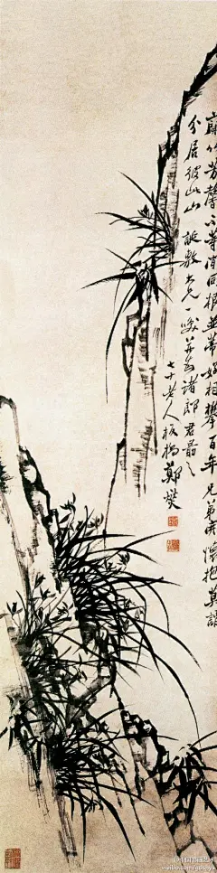 郑板桥《兰竹芳馨图》--- 此画写两山相对，悬崖沟谷之上，兰竹丛生，相对而发，遥相呼应。山石以枯笔写出，几点横皴，便描尽山势之险。浓墨撇写兰竹，飘逸潇洒，气韵飞动。郑板桥一向重视诗、书、画三者的结合，以其形成不可分割的一体，在这幅画中诗画相辅，互为点衬，反映了中国文人画的特点。 (770×3100)