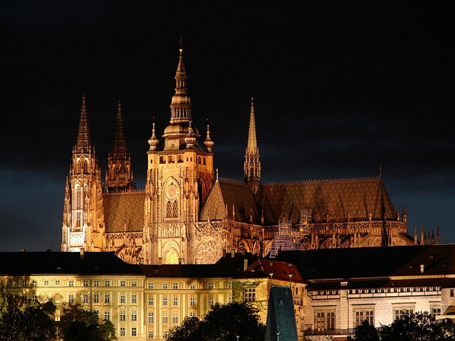 布拉格城堡占地7万平方米，是世界上最大古...