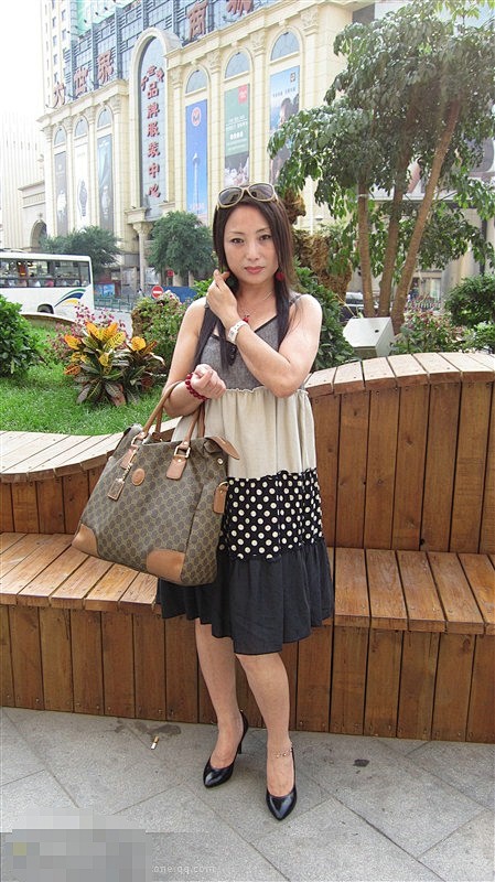 小蜗牛熟女830集100张照片精华帖看得出这个美熟妇已经48岁了吗熟女吧