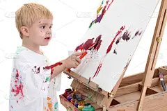 可爱的小男孩在画架上画画