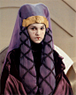 #星球大战# 服装系列（5）——帕德梅返家及在奎刚的葬礼上穿着这件惊人的礼服。她浑身笼罩在深浅不同的紫色调中，巨大的发辫裹在头纱里，整件衣袍又宽又大，层层叠叠，令人观之心生敬畏。这件衣服显然带有西亚妇女的着装风格，有人猜测其灵感或许来自塞浦路斯女王Caterina Cornaro的这幅画像（图9）