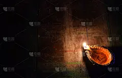 木桌背景上点着一盏油灯