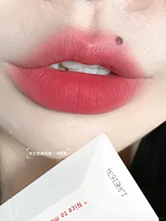 呜呜妈见夸的奶油桃！！总是被这种干净的颜色钓到！ 芜湖名片唇釉002一直是我敲❤️的色号！！！ 很清新还有夏日少女气息的颜色 特别干净~ 是桃子无花果的感觉 刚上嘴就很好看了！ 有一点点的粉调 炒鸡嫩！！ 厚涂加红调不要太可 不挑人不荧光 妥妥的斩男色 很显白！！真的绝美这只！ - 小红书