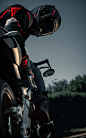 黑色和红色摩托车头盔