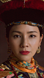名花倾国两相欢，常得君王带笑看。