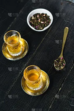 带茶艺、茶道。黑色木制背景。