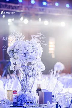 #室内婚礼##冰雪主题#最新婚礼预告片 
     雪是洁白的，纯情的，缠绵的，我期盼这如雪般晶莹剔透的爱情，我所爱的人应该要像雪一样单纯透明，给予我的爱也应该像雪一样浪漫深情，雪是充满神奇的幻想，我所期盼的爱是幻想中载满的奇迹。
婚礼策划：@婚礼人魏星 
婚礼布置：@三只熊花艺-沁园恒硕 
酒店 ​​​​...展开全文c