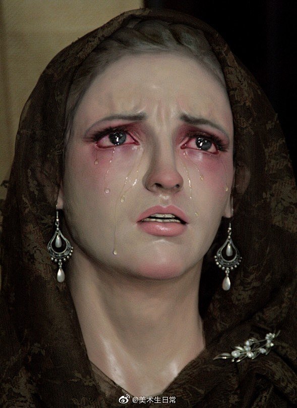 Madonna crying.

“哭泣...