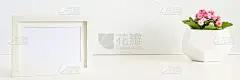 一张桌子靠在一堵白墙上。副本的空间。粉红色的花在一个几何花盆。